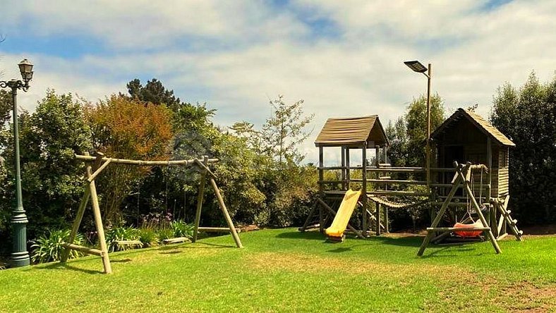 Amplia Casa con piscina y juegos infantiles