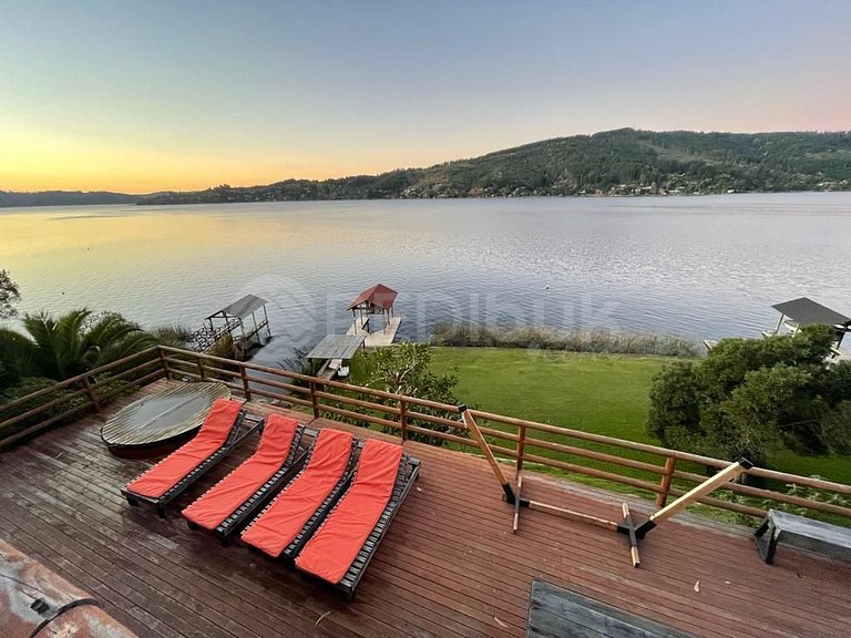 Casa orilla de lago, bajada lancha