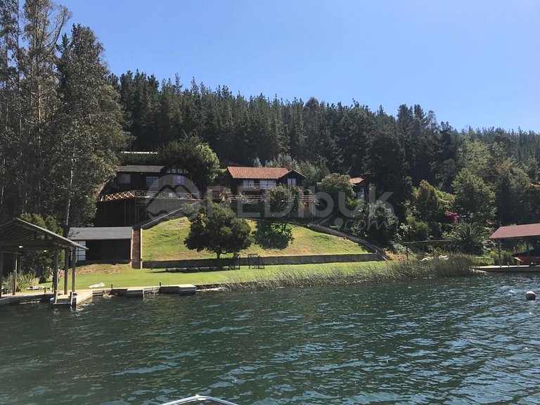 Casa orilla de lago, bajada lancha