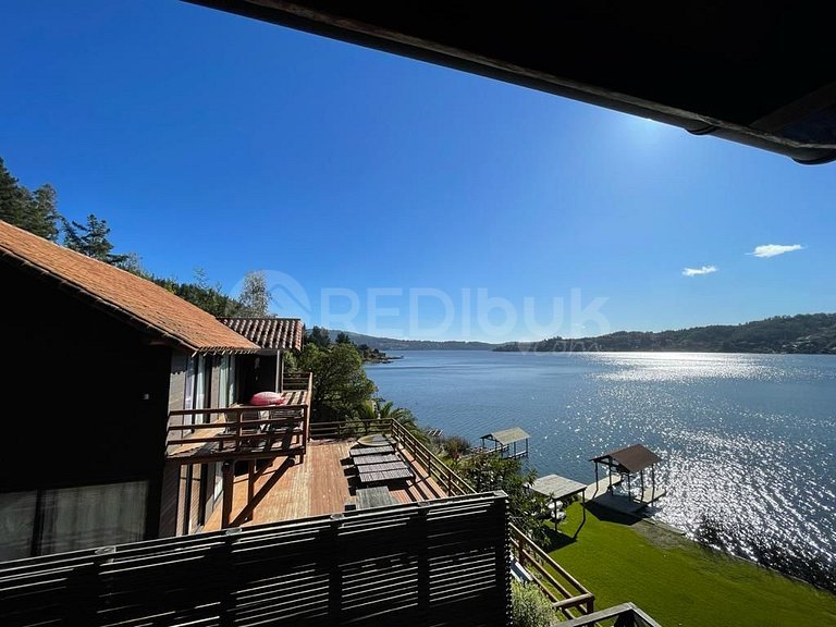 Casa orilla de lago, bajada lancha